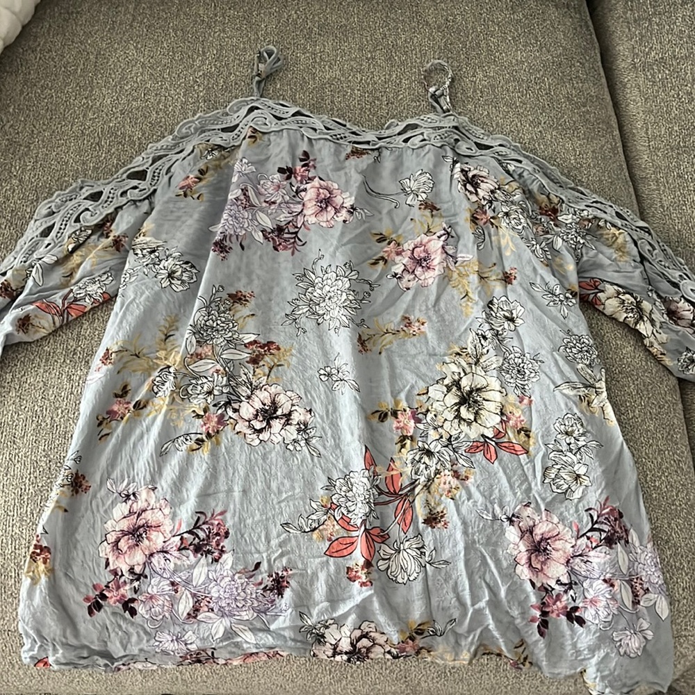Gimmicks open sleeve top